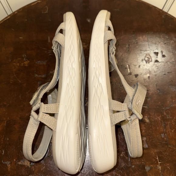 Skechers Goga Max Gen 5 Women's Sandal Size 11 SN 15316 Natural/Tan Hook & Loop - Picture 9 of 11